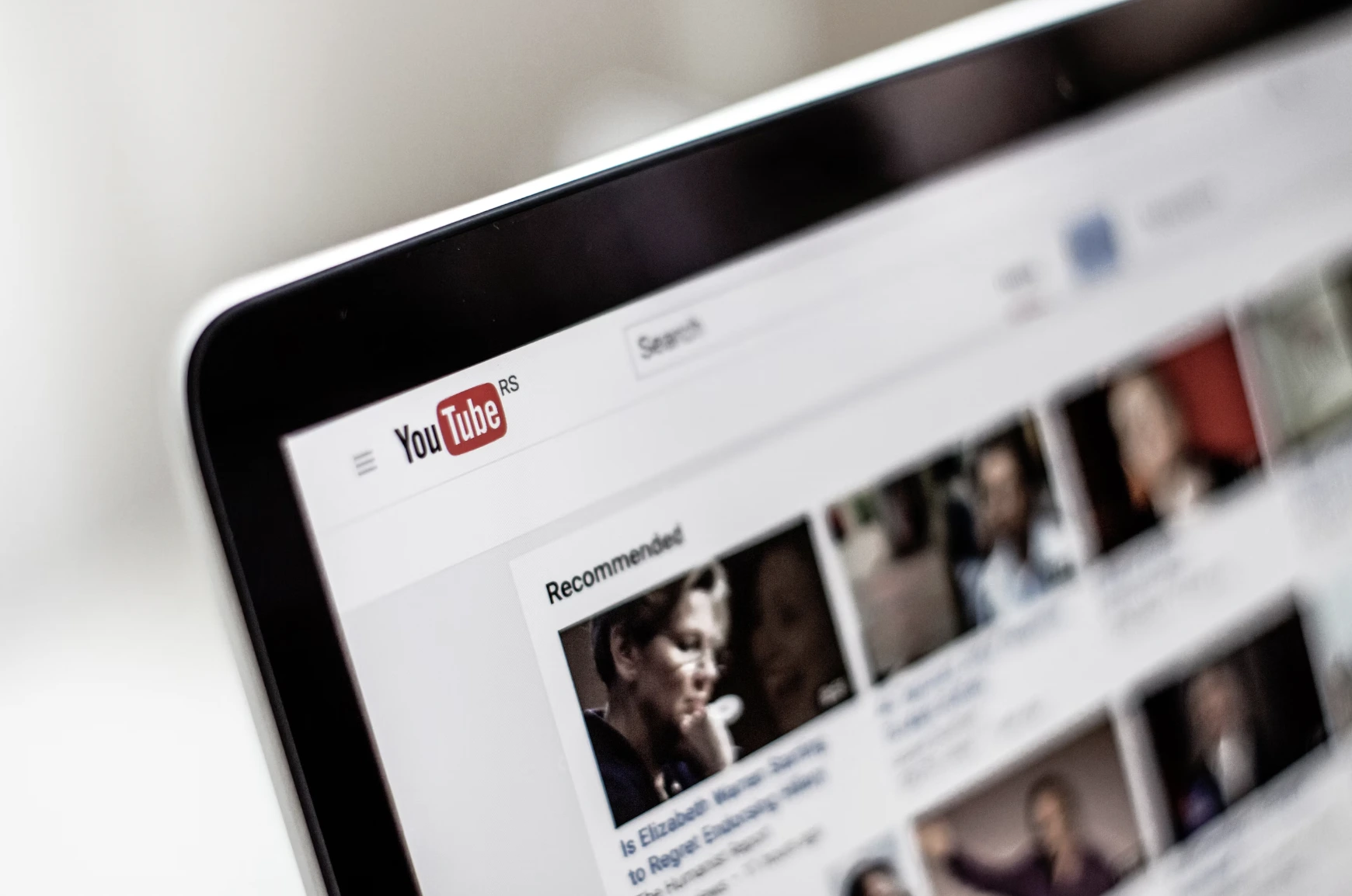 Des Hackers font Chanter des YouTubers pour Propager des Logiciels Malveillants
