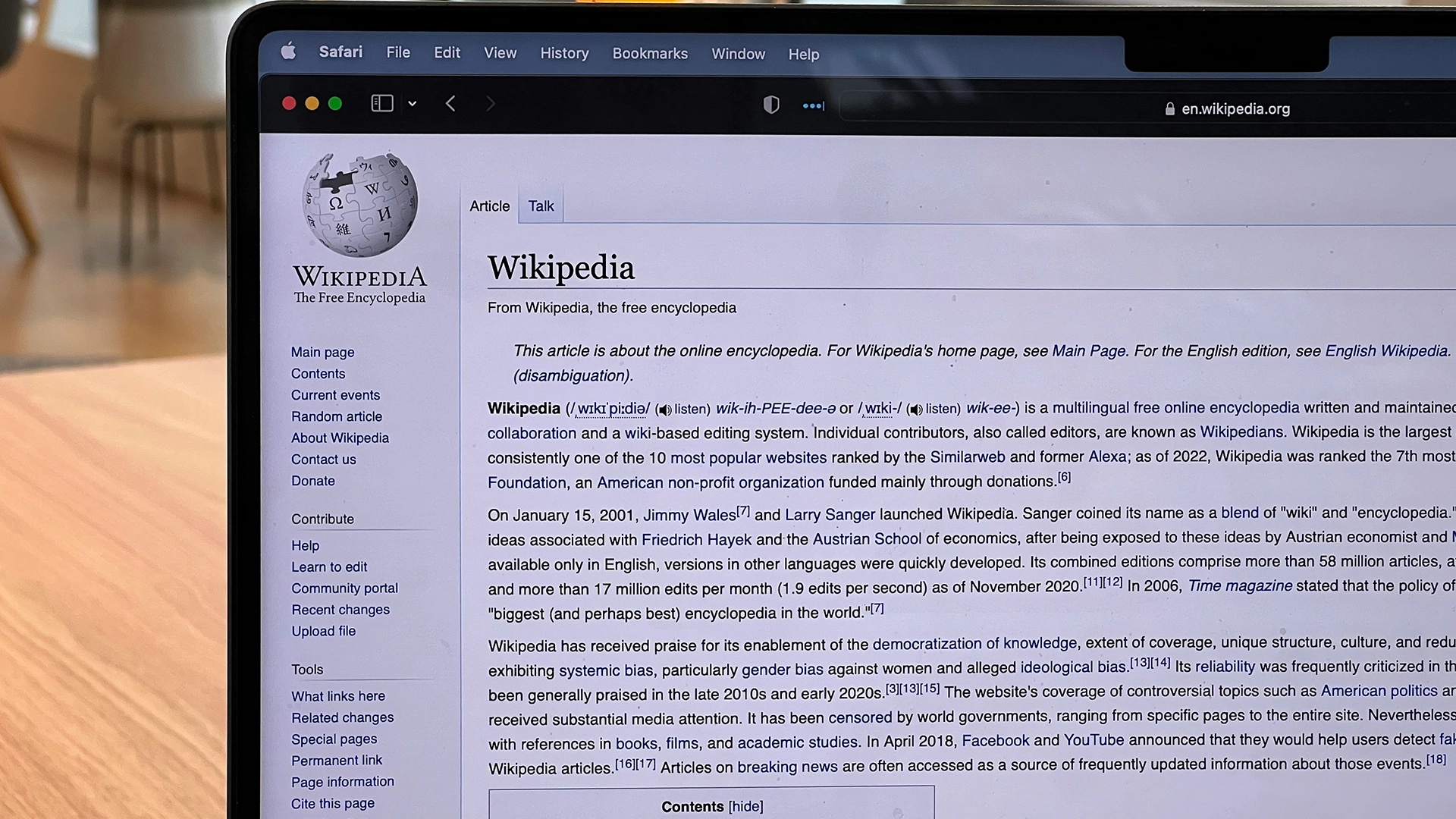 Les Bots IA Surchargent les Serveurs de Wikipédia