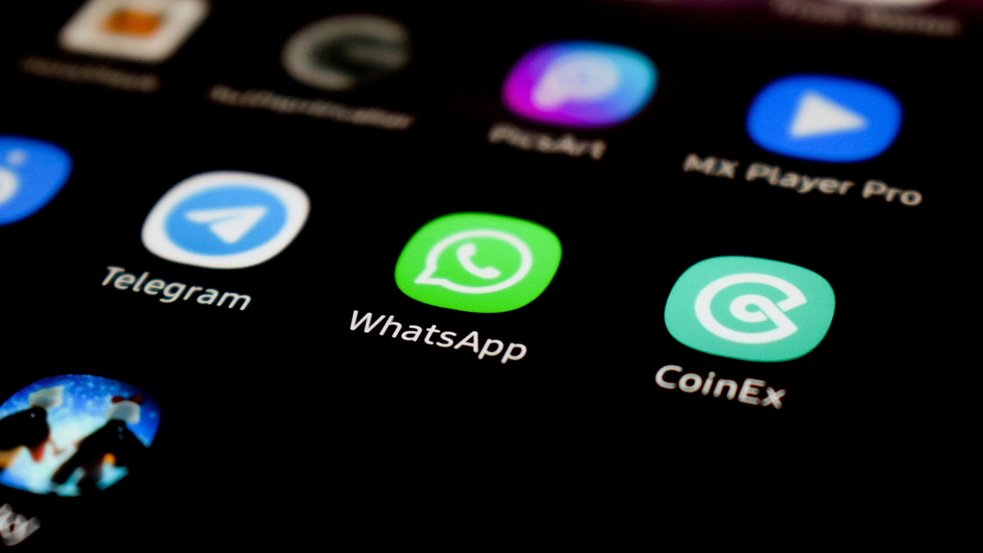 WhatsApp lance des publicités dans Status, ajoute des fonctionnalités de chaîne payante