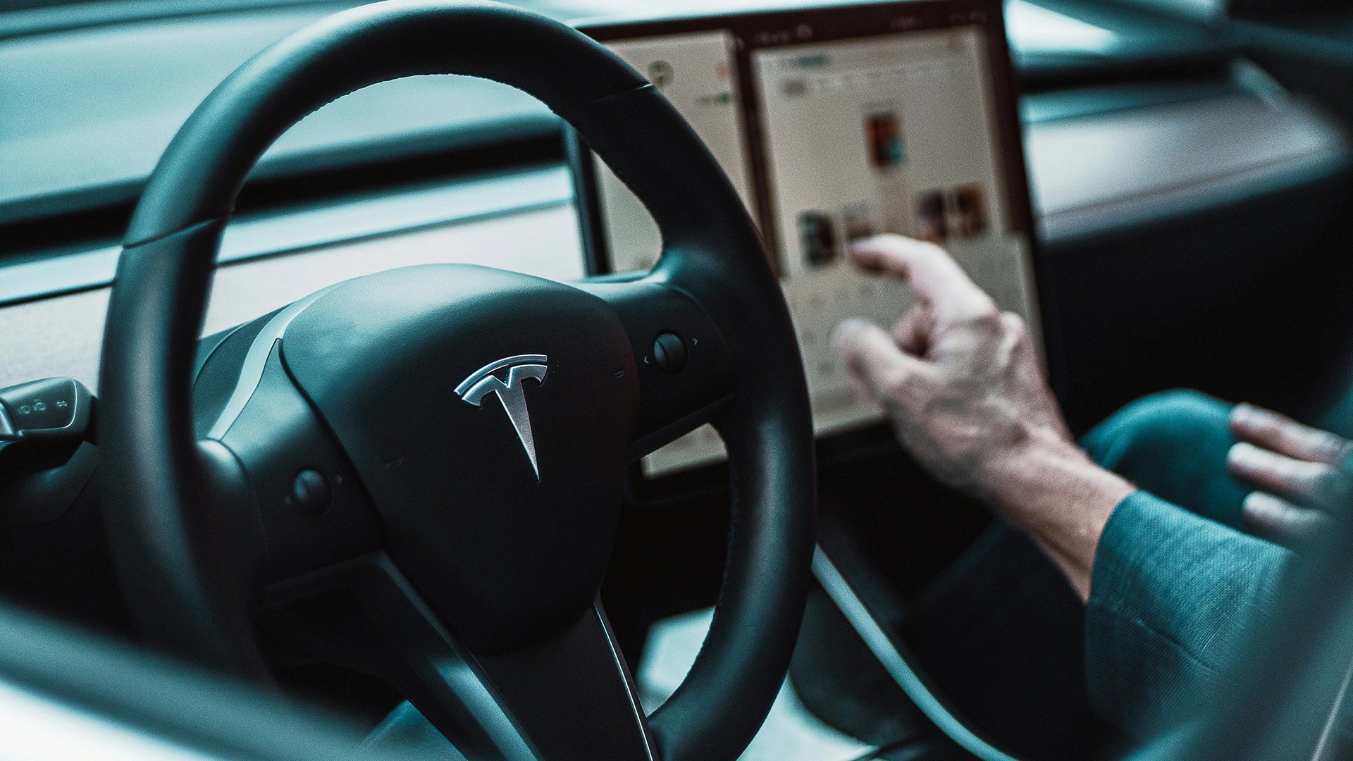 Tesla Frappée par un Verdict de 243M$ Après qu’un Hacker a Récupéré les Données d’un Accident